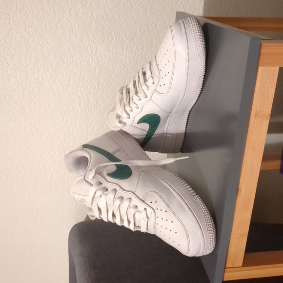 Nike White and Green Sneakers - Picture 1 of 8